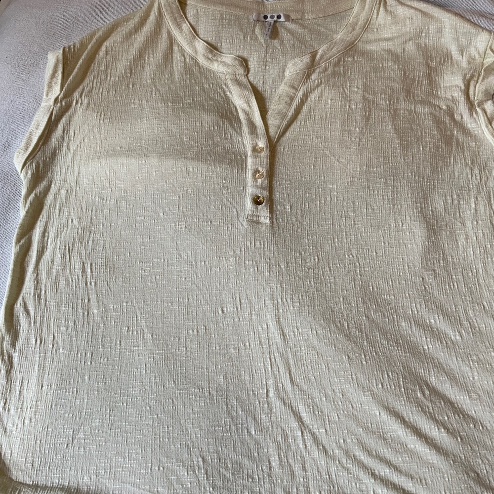 Three Dots rayon blend Top .  Sz L.  Shirt tail hemline